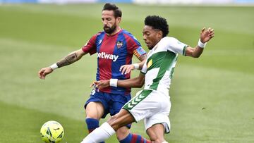 ELCHE, SPAIN - APRIL 24: Johan Mojica of Elche CF and Roger of Levante UD battle for possession during the La Liga Santander match between Elche CF and Levante UD at Estadio Martinez Valero on April 24, 2021 in Elche, Spain. Sporting stadiums around Spain