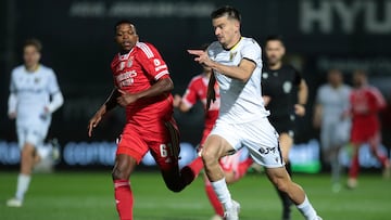Topic, con el bal¨®n, el pasado domingo ante el Benfica.