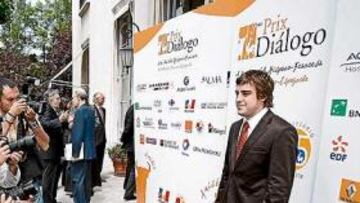 <b>GRAN EXPECTACIÓN. </b>Fernando Alonso posa ante una multitud de fotógrafos en la puerta de la Residencia de Francia, en donde ayer recibió su premio.