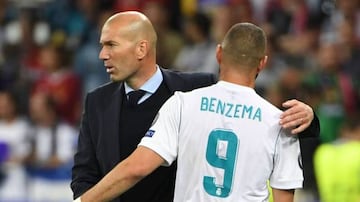 Zidane abraza a Benzema en un partido de Champions.