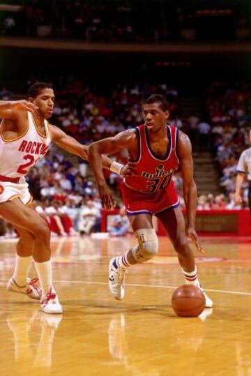 Bernard King de los Washington en un partido contra los Houston Rockets