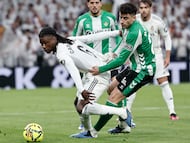 MADRID, 04/01/2026.- El centrocampista del Real Madrid Eduardo Camavinga (i), en acción ante Marc Roca, del Betis, durante el partido de LaLiga entre el Real Madrid y el Real Betis, este domingo en el estadio Santiago Bernabéu. EFE/Sergio Pérez