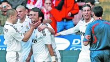 <b>LA OCTAVA. </b>Marcelo marcó el 0-3 en El Molinón y puso el sello al octavo triunfo consecutivo del Madrid bajo la batuta de Juande.