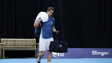 Andy Murray se dirige a vestuarios tras finalizar un partido de exhibici&oacute;n.