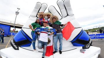 Aficionados mexicanos en el Broncos Stadium de Denver, Colorado.