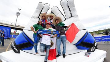 Aficionados mexicanos en el Broncos Stadium de Denver, Colorado. 