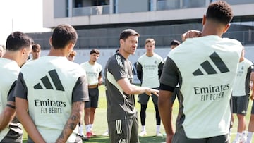 Xabi Alonso dirige el entrenamiento del Real Madrid del 13 de junio.
