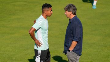 Jeisson Martínez dialogando con Alfonso Serrano, director deportivo del Albacete, durante un entrenamiento.