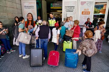 Caos de pasajeros en la estación ferroviaria de Málaga María Zambrano durante el apagón eléctrico generalizado.
