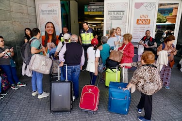 Caos de pasajeros en la estación ferroviaria de Málaga María Zambrano durante el apagón eléctrico generalizado.