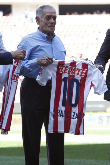 Durante toda su carrera Tomás Balcázar solo vistió la camiseta de las Chivas. Alzó un título de liga como jugador y fue parte del cuerpo técnico del ‘Campeonísimo’. Le anotó un gol a Francia en la Copa del Mundo de 1954. Es abuelo de Javier ‘Chicharito’ Hernández.