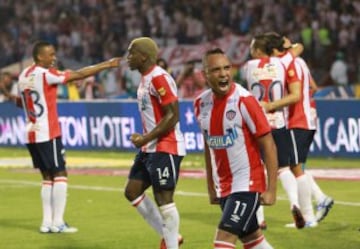 Junior consigue la ventaja del primer partido de la final de la Liga 2-1 ante Nacional.