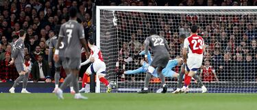 Sello español en la goleada del Arsenal. Recibió Mikel Merino dentro del área, sacándose un zurdazo con rosca para superar la estirada de Courtois.