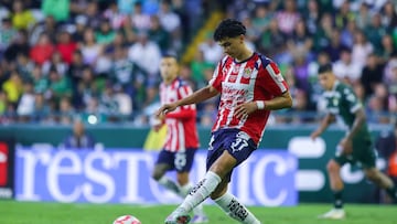 Richard Ledezma of Guadalajara during the 2nd round match between Leon and Guadalajara as part of the Liga BBVA MX, Torneo Apertura 2025 at Nou Camp Stadium, on July 19, 2025 in Leon, Guanajuato, Mexico.