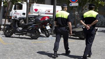 Dos polic&iacute;as locales de Granada. 