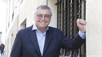 Michael Robinson posa tras el acto organizado por la Sociedad Espa&ntilde;ola de Oncolog&iacute;a M&eacute;dica (SEOM).