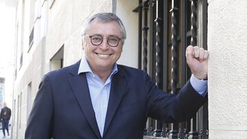 Michael Robinson posa tras el acto organizado por la Sociedad Española de Oncología Médica (SEOM).