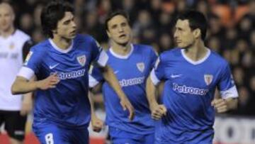 PENALTI AL SACO. Aduriz celebra el tanto de Mestalla, con Iturraspe y Gurpegui a su lado para felicitarle, y Senderos al fondo.