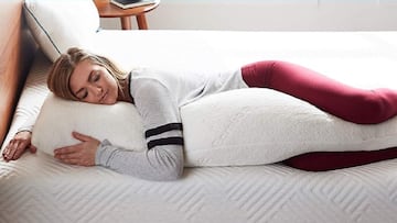 Viscoelástica y para dormir de lado: la almohada con espuma triturada que no podrás dejar de abrazar y que está disponible en Amazon.