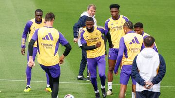 MADRID, 25/04/2024.- Los jugadores del Real Madrid durante el entrenamiento llevado a cabo este jueves en la Ciudad Deportiva de Valdebebas, para preparar su partido de Liga que disputarán mañana ante la Real Sociedad. EFE/ Zipi Aragon
