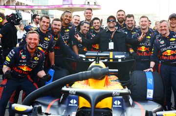Jason Statham junto al equipo de Red Bull Racing.