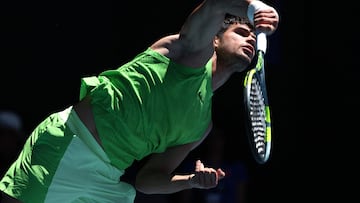 Carlos Alcaraz saca durante su partido contra Corentin Moutet en el Open de Australia.