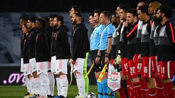 Los jugadores del Real Madrid y el Liverpool forman antes del partido de ida de cuartos de final de la UEFA Champions League disputado en el Alfredo Si St&eacute;fano.