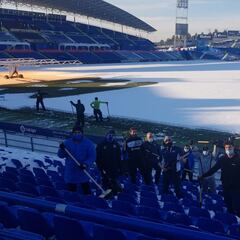 Los técnicos del Getafe cogen la pala para limpiar el Coliseum