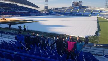 Los entrenadores de la escuela del Getafe, retirando nieve del estadio.