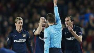 El árbitro alemán Felix Brych muestra tarjeta roja al delantero del Atlético de Madrid Fernando Torres