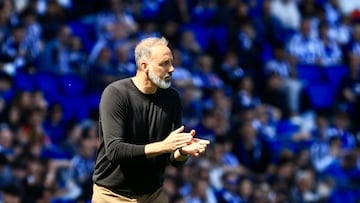 Pellegrino Matarazzo, entrenador de la Real Sociedad, da ánimos desde la banda de Anoeta a su equipo contra el Levante.