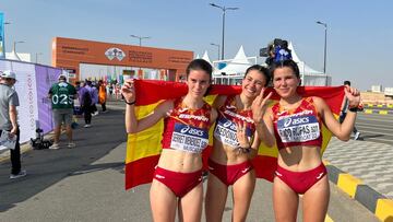 Eva Rico, Luc&iacute;a Redondo y Griselda Serret posan con la bandera espa&ntilde;ola tras ganar el bronce por equipos en categor&iacute;a sub-20 en los Mundiales de Marcha de Om&aacute;n.