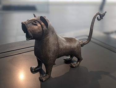 El León de Monzón (Lion de Monzón o León de Monzón de Campos) es una pieza singular del arte islámico. La escultura de bronce es un surtidor de agua, creada probablemente en Al-Ándalus entre los siglos X y XII. Fue descubierta en las ruinas de un castillo musulmán en Monzón de Campos (Palencia, España).