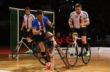 Ideado en 1899 por el germano-estadounidense Nicholas Edward Kaufmann, los jugadores montan en una bicicleta modificada y tratan de meter gol en una portería. La complejidad está en que el balón solo puede ser golpeado con la rueda delantera.