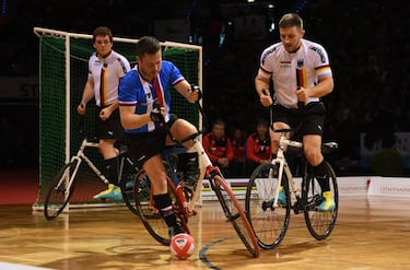 Ideado en 1899 por el germano-estadounidense Nicholas Edward Kaufmann, los jugadores montan en una bicicleta modificada y tratan de meter gol en una portería. La complejidad está en que el balón solo puede ser golpeado con la rueda delantera.