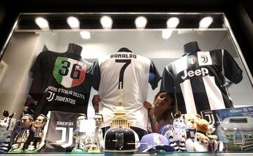 La venta de camisetas de Cristiano Ronaldo sigue creciendo en toda Italia. 