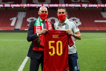 Luis Rubiales, presidente de la RFEF, posa con Koke tras entregarle la camiseta que conmemora 50 partidos internacionales con la selecciÃ³n absoluta.