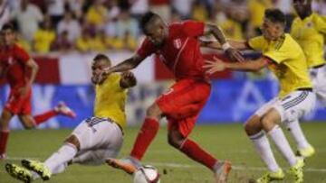 NJ500. HARRISON (NJ, EE.UU.), 08/09/2015.- Frank Fabra (i) y Santiago Arias (d) de Colombia ante Jefferson Farfán (c) de Perú hoy, jueves 8 de septiembre de 2015, durante un partido amistoso en el estadio Red Bull Arena de Nueva Jersey (EE.UU.). EFE/Eduardo Muñoz Álvarez