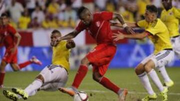 NJ500. HARRISON (NJ, EE.UU.), 08/09/2015.- Frank Fabra (i) y Santiago Arias (d) de Colombia ante Jefferson Farf&aacute;n (c) de Per&uacute; hoy, jueves 8 de septiembre de 2015, durante un partido amistoso en el estadio Red Bull Arena de Nueva Jersey (EE.UU.). EFE/Eduardo Mu&ntilde;oz &Aacute;lvarez