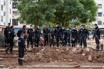 Varios policías trabajan en una zona afectada por la DANA, a 8 de noviembre de 2024, en Massanassa, 