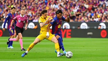 Lamine Yamal trata de controlar el balón. 