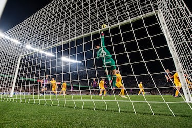 El portero del Girona, Paulo Gazzaniga, despeja de puños.