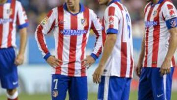 JUGONES. Griezmann y Koke, antes de sacar una falta.