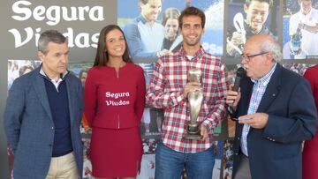 E, presidente de la ATP, Manel Serras (derecha) en la entrega del prenio al &#039;Jugador 10&#039; a Albert Ramos (centro), junto a Toni Mir&oacute;. director de RR.PP. de Segura Viudas.