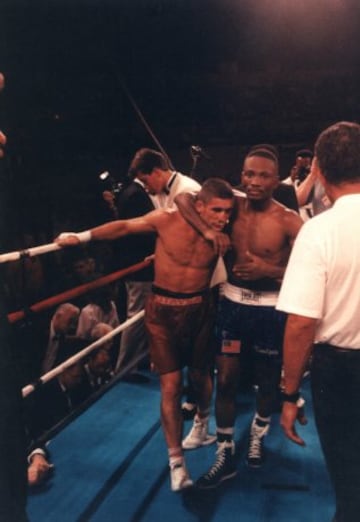 En julio de 1991 optó al Título Mundial de los Pesos Ligeros frente al boxeador Pernell Whitaker en el ring del Scope en Norfolk, Virginia (Estados Unidos). 
 