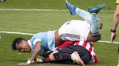 Renato Tapia cae sobre un jugador del Athletic durante el partido disputado en Bala&iacute;dos.