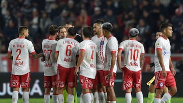 LA PLATA, ARGENTINA - MAY 11: Players of Argentinos Juniors argues with referee Fernando Echenique during a quarterfinal match of Copa De la Liga 2022 between Estudiantes and Argentinos Juniors at Jorge Luis Hirschi Stadium on May 11, 2022 in La Plata, Argentina. (Photo by Gustavo Garello/Jam Media/Getty Images)