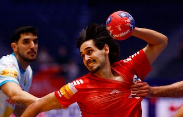 Joshua Mesias durante el partido contra España en la fase de grupos del Mundial de Balonmano 2025.