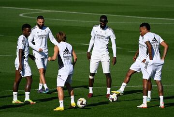 Rondo en el entrenamiento del Real Madrid antes del partido frente al Fútbol Club Barcelona.