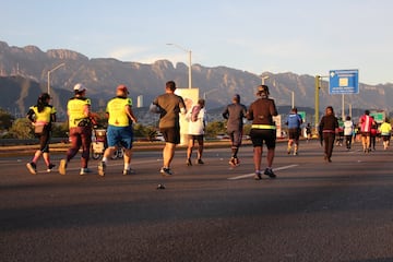 Monterrey vivió una fiesta importante con el Maratón Powerade, donde decenas de corredores desafiaron al frío para cumplir esta meta.